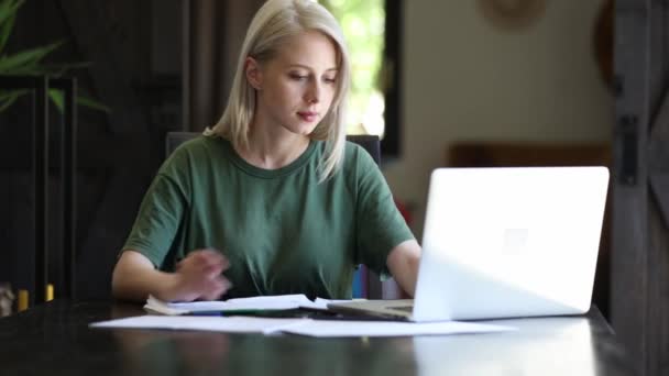 Menina Está Trabalhando Com Notebook Casa Como Freelancer — Vídeo de Stock