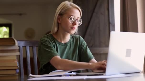 Menina Está Trabalhando Com Notebook Casa Como Freelancer — Vídeo de Stock