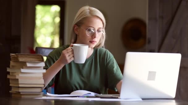 Menina Está Trabalhando Com Notebook Casa Como Freelancer — Vídeo de Stock