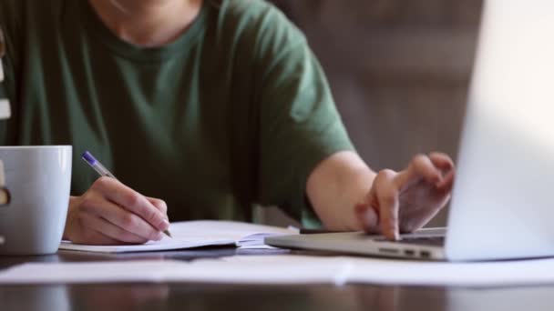 Menina Está Trabalhando Com Notebook Casa Como Freelancer — Vídeo de Stock