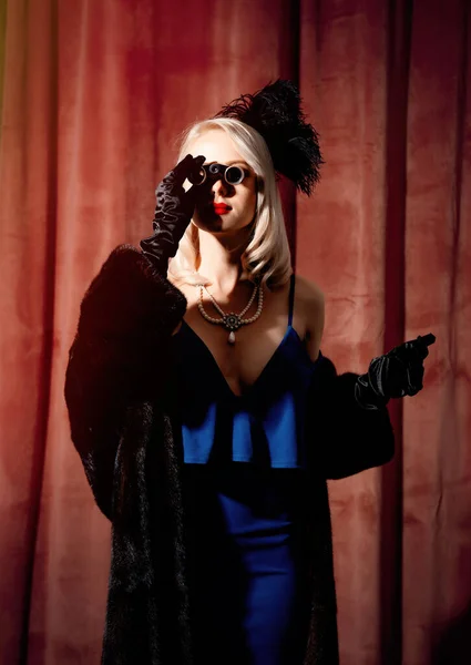 ブロンド女性でヴィンテージブルードレスと毛皮のコートでオペラガラス — ストック写真