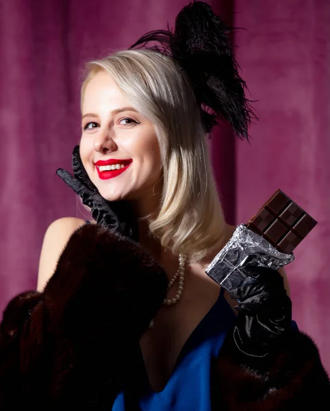 Blond Vrouw Vintage Blauwe Jurk Bontjas Met Donkere Chocoladereep — Stockfoto