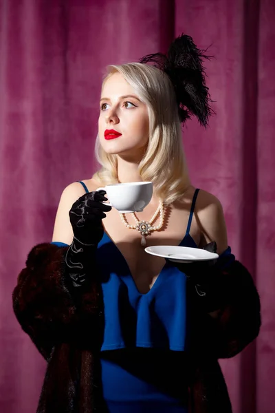 Blond Vrouw Vintage Blauwe Jurk Bontjas Met Kopje Koffie — Stockfoto