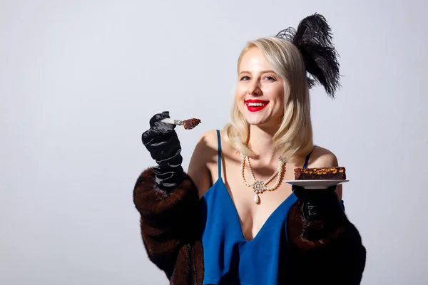 Blond Kvinna Vintage Blå Klänning Och Päls Rock Med Tårta — Stockfoto