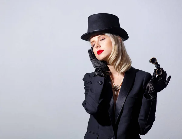 ブロンド女性でヴィンテージ黒ジャケットとトップ帽子とともにオペラグラス — ストック写真