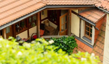 Avrupa 'daki eski evin balkon manzarası
