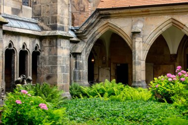 Avrupa 'daki eski ortaçağ binasının bahçesine bak 