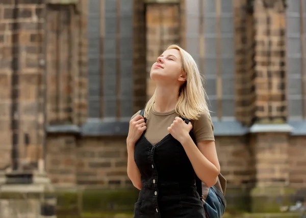 Mujer Rubia Queda Cerca Iglesia Medieval Europa — Foto de Stock