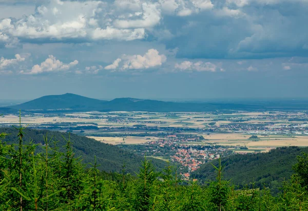 Floresta Verde Montanhas Sudetes Vista Sobre Cidade Polônia — Fotografia de Stock