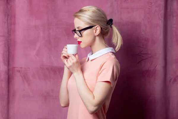 Blond Vrouw Roze Jurk Een Bril Drinken Een Koffie — Stockfoto