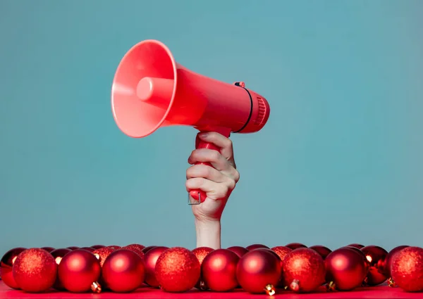 Mano Femenina Sostiene Megáfono Sobre Fondo Gris Con Adornos Navideños —  Fotos de Stock