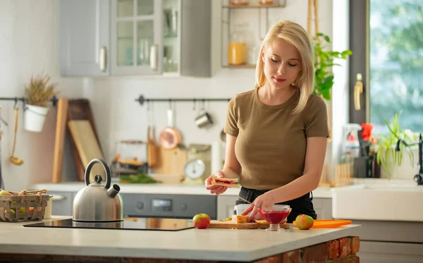 Mama Przygotowuje Pudełko Lunch Dla Dziecka Szkole Kuchni Domu — Zdjęcie stockowe