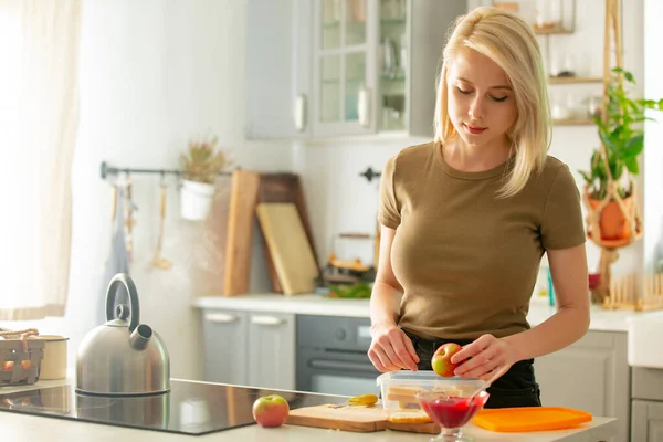 Mama Przygotowuje Pudełko Lunch Dla Dziecka Szkole Kuchni Domu — Zdjęcie stockowe