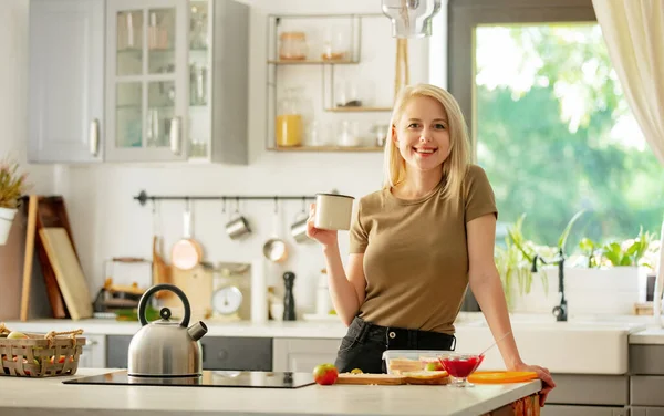 Mujer Rubia Para Cocina Con Una Taza Café —  Fotos de Stock