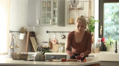 Annem okuldaki bir çocuğa yemek hazırlıyor. Evdeki bir mutfakta. 