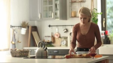 Annem okuldaki bir çocuğa yemek hazırlıyor. Evdeki bir mutfakta. 