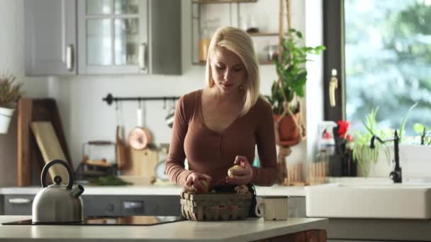 Mam Bereidt Lunch Box Voor Een Kind School Een Keuken — Stockvideo