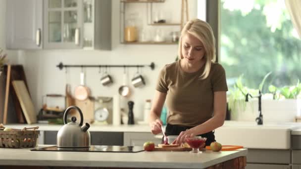 Mama Przygotowuje Pudełko Lunch Dla Dziecka Szkole Kuchni Domu — Wideo stockowe