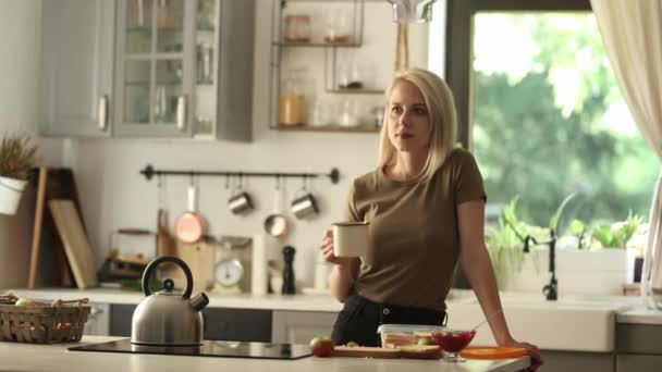 Blonde Femme Tient Dans Cuisine Avec Une Tasse Café — Video