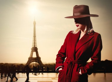 Eyfel kulesinde kırmızı ceketli sarışın kız..