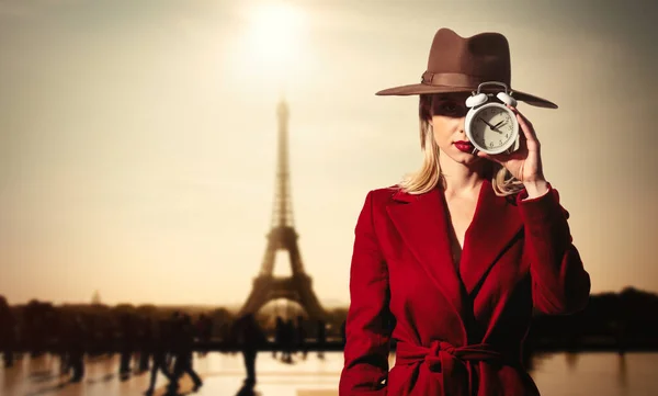 Chica Rubia Con Abrigo Rojo Con Despertador Fondo Torre Eiffel — Foto de Stock
