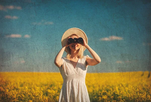 Schöne Frau Kleid Mit Fernglas Rapsfeld Frühling — Stockfoto