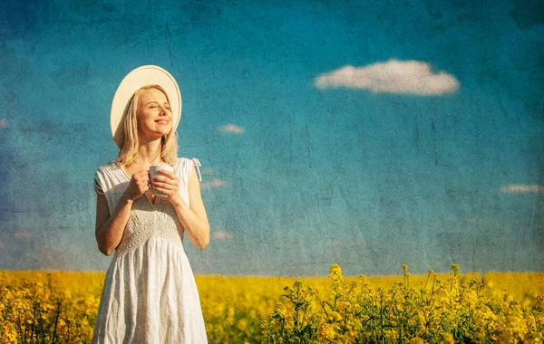 Piękna Kobieta Sukience Filiżanką Kawy Polu Rzepaku Wiosnę — Zdjęcie stockowe