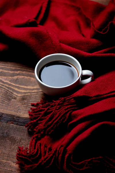 Tazza Caffè Sciarpa Sul Tavolo Legno — Foto Stock