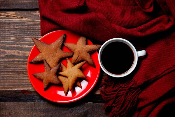 Tasse Kaffee Und Kekse Mit Schal Auf Holztisch — Stockfoto