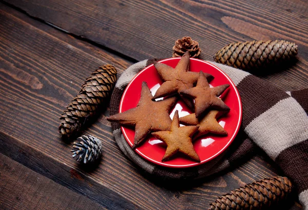 Weihnachtsplätzchen Mit Schal Und Tannenzapfen Auf Holztisch — Stockfoto