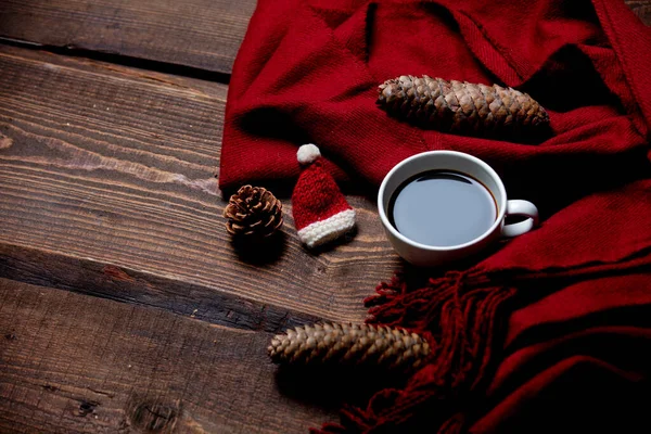 Kaffee Roter Schal Und Nikolausmütze Mit Tannenzapfen Auf Holztisch — Stockfoto