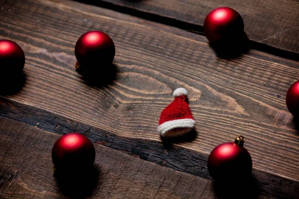 Vista Sobre Adornos Rojos Sombrero Santa Claus Sobre Mesa Madera — Foto de Stock