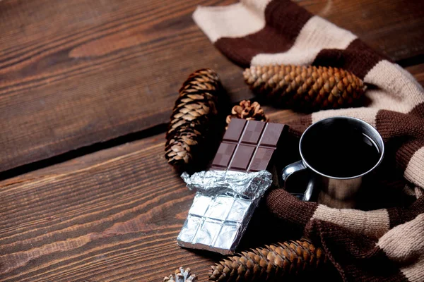 Tasse Kaffee Mit Schokoriegel Und Schal Auf Holztisch — Stockfoto