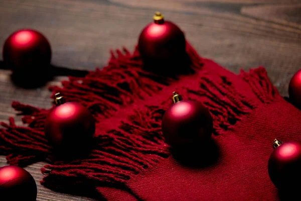 Boules Rouges Écharpe Sur Table Bois — Photo