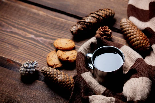 Tasse Kaffee Mit Keksen Und Schal Auf Holztisch — Stockfoto