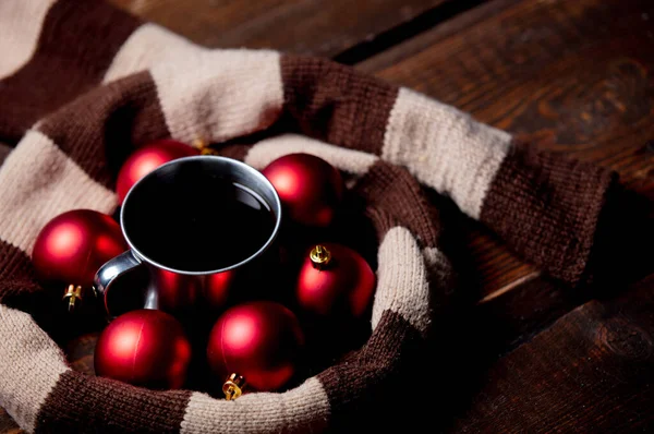 Bir Fincan Kahve Üzerinde Noel Mücevherleri Ahşap Bir Eşarp Olsun — Stok fotoğraf