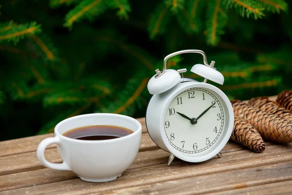 Vintage Väckarklocka Och Kopp Kaffe Träbord Med Gran Grenar Bakgrunden — Stockfoto