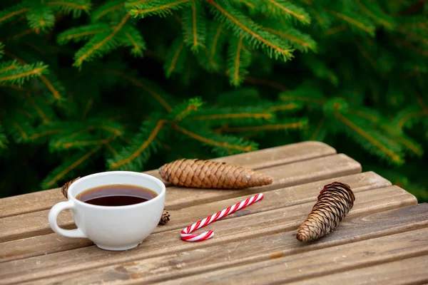 Tasse Kaffee Und Tannenzapfen Auf Holztisch Mit Fichtenzweigen Hintergrund — Stockfoto