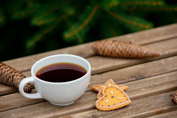 Tasse Kaffee Und Weihnachtliche Lebkuchen Auf Holztisch Mit Fichtenzweigen Hintergrund — Stockfoto