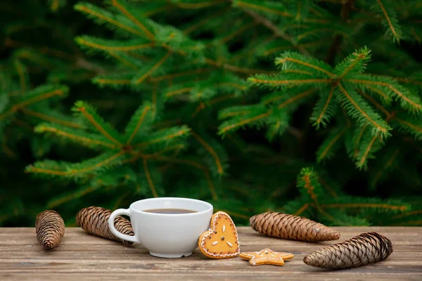 Tasse Kaffee Und Weihnachtliche Lebkuchen Auf Holztisch Mit Fichtenzweigen Hintergrund — Stockfoto