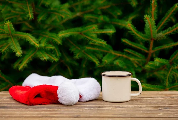 Xícara Café Chapéu Papai Noel Mesa Madeira Com Ramos Abeto — Fotografia de Stock