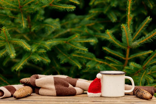 Tasse Kaffee Und Weihnachtsmütze Auf Holztisch Mit Fichtenzweigen Hintergrund — Stockfoto