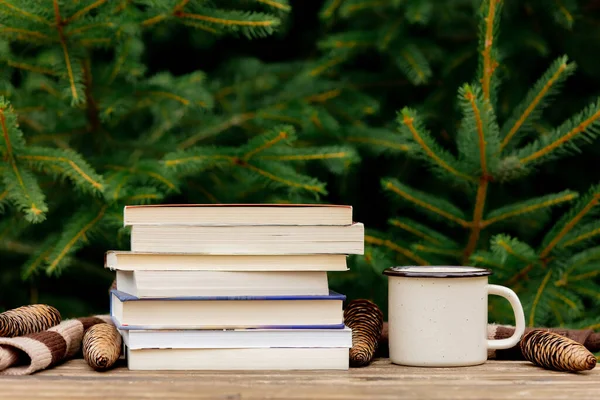 咖啡和书放在木制桌子上 背景上有云杉树枝 — 图库照片