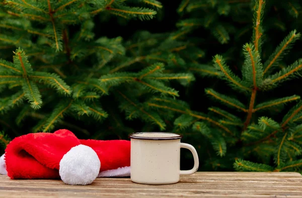 Tasse Kaffee Und Weihnachtsmütze Auf Holztisch Mit Fichtenzweigen Hintergrund — Stockfoto