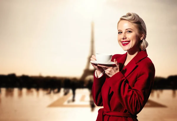 Blondes Mädchen Rotem Mantel Und Vintage Frisur Mit Tasse Kaffee — Stockfoto