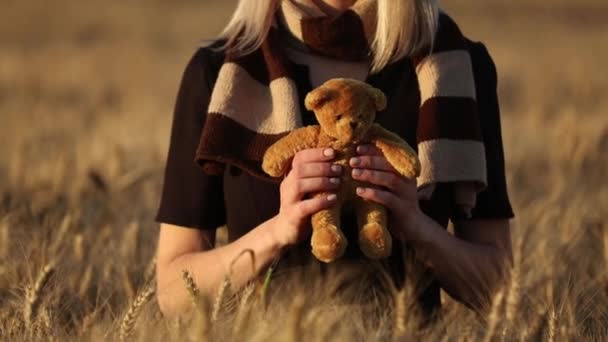 Blond Vrouw Zwarte Jurk Met Sjaal Houdt Teddy Beer Speelgoed — Stockvideo
