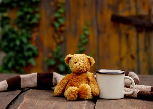 Pequeño Osito Peluche Taza Café Una Mesa Madera —  Fotos de Stock