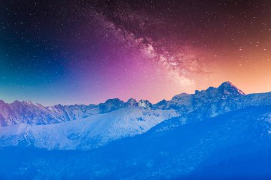 Polonya 'nın Tatry kentindeki kış dağlarına bak 