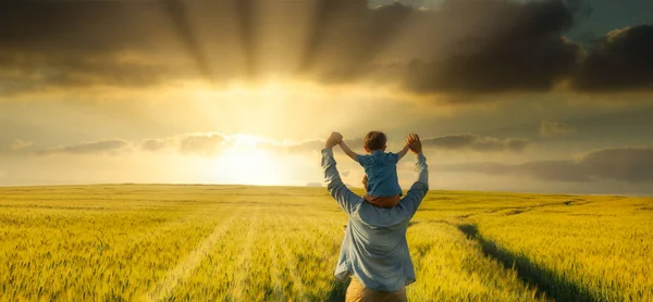 Padre Figlio Nel Campo Grano Figlio Seduto Sulle Spalle Dei — Foto Stock