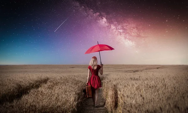 Blondes Mädchen Rotem Kleid Mit Regenschirm Und Koffer Auf Weizenfeld — Stockfoto